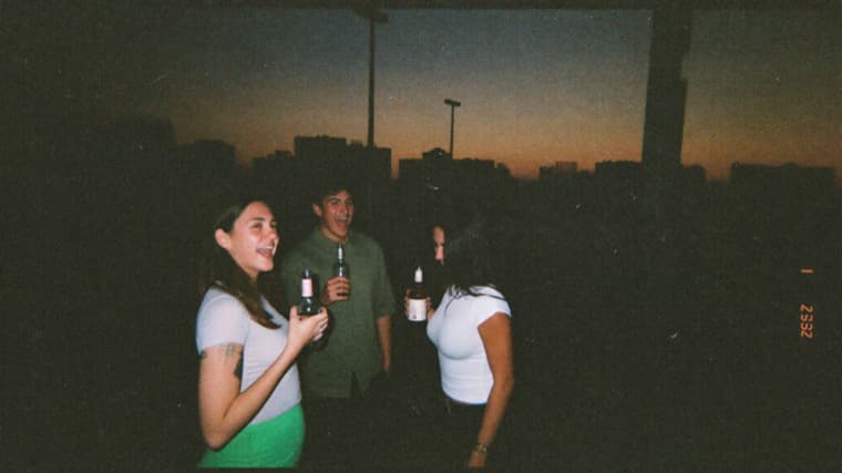 Amigos compartiendo una salida en Buenos Aires